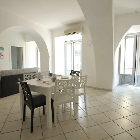 Corso Garibaldi 22 *